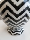 CERAMICZNA WAZA W CZARNY WZÓR CHEVRON 17X32CM